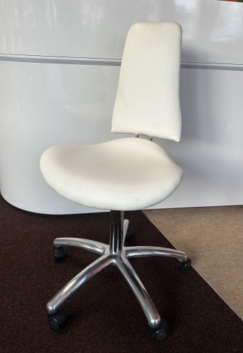 Ergonomischer Arbeitshocker XI Weiß – Ausstellungsstück mit maximalem Komfort & Qualität